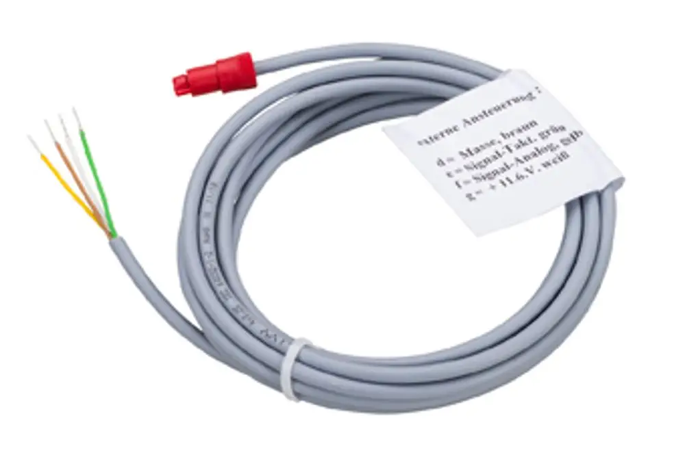 Graues Kabel mit mehreren Adern in unterschiedlichen Farben. Ein Stecker an einem Ende. Produkt von Grünbeck zur externen Ansteuerung.